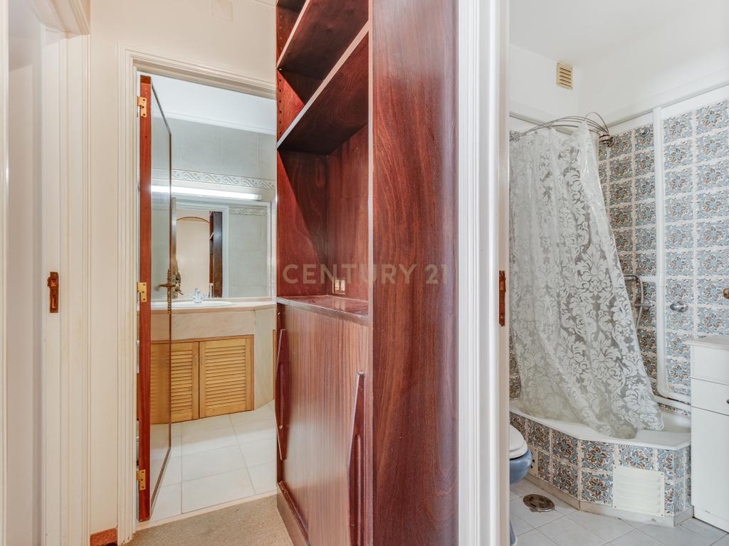 Apartamento T4 com Boas Áreas - Prt Av. Cidade Lourenço Marques - Olivais - Image 14