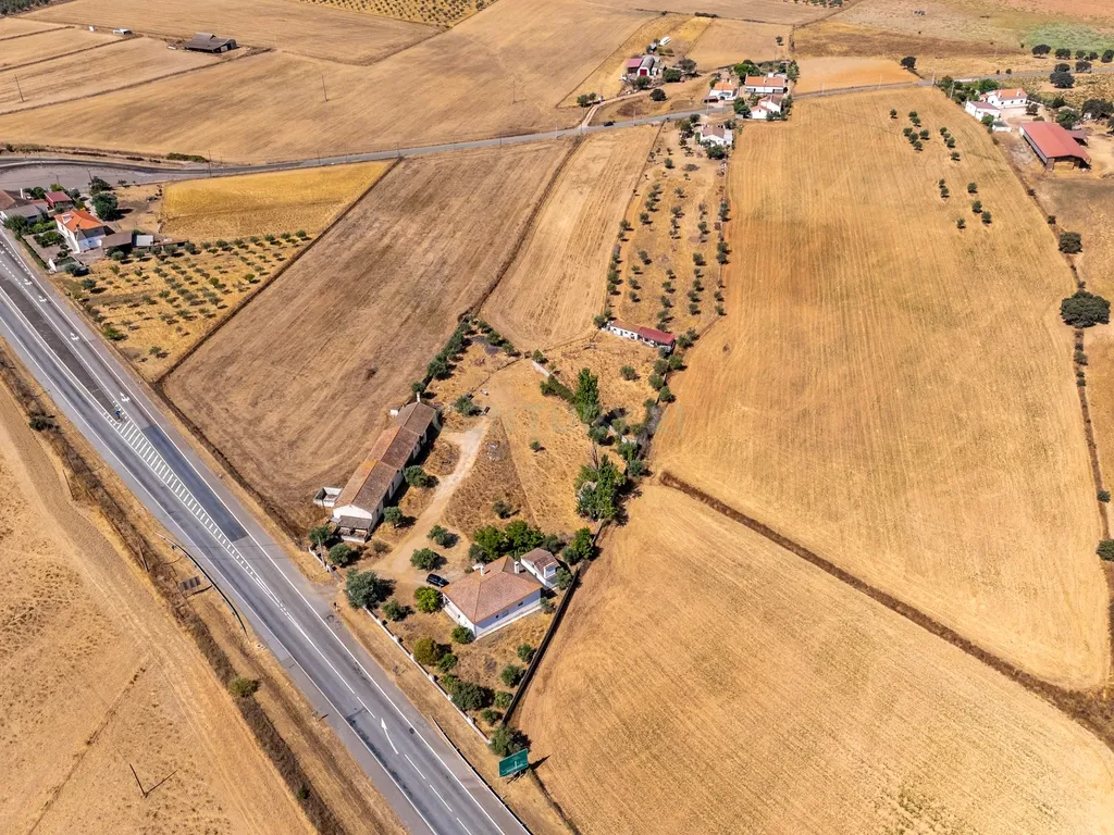 Propriedade, em Prédio Misto, com 17.000m2 localizada a 5Km de Estremoz - Image 32