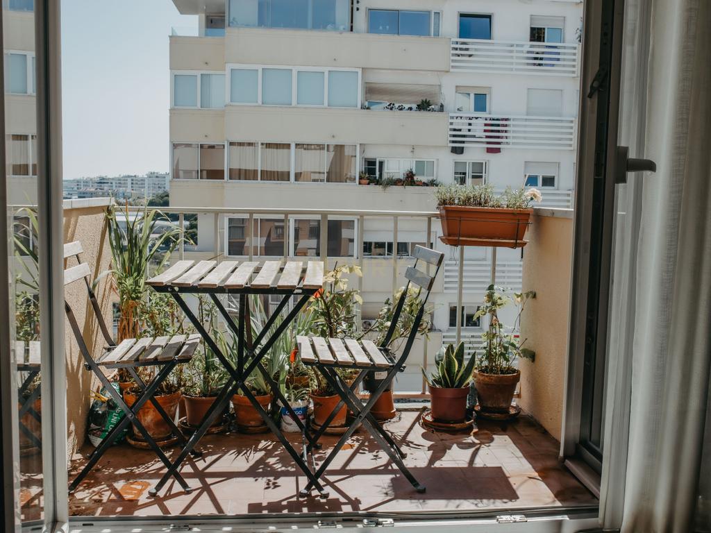 Apartamento T3, 3 varandas e 2 wc. Situado no último piso de um edifício tranquilo, conforto, funcionalidade e uma localização difícil de igualar. - Image 3