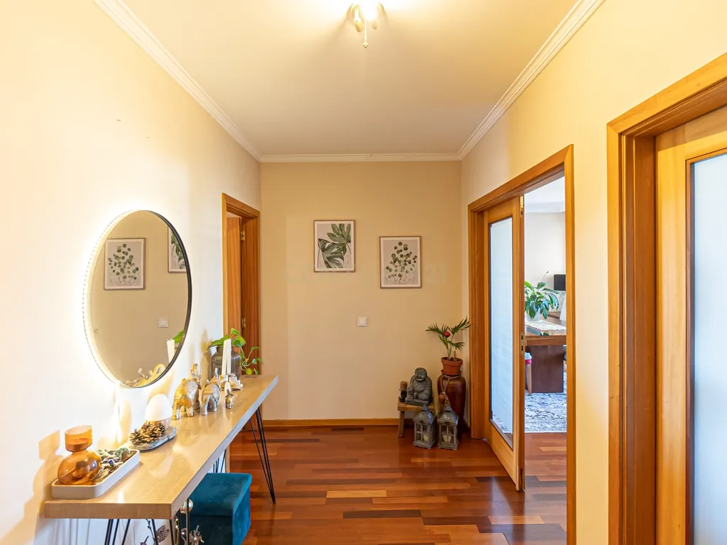Apartamento T3 com Vista Panorâmica em Canidelo, Vila Nova de Gaia - Image 1
