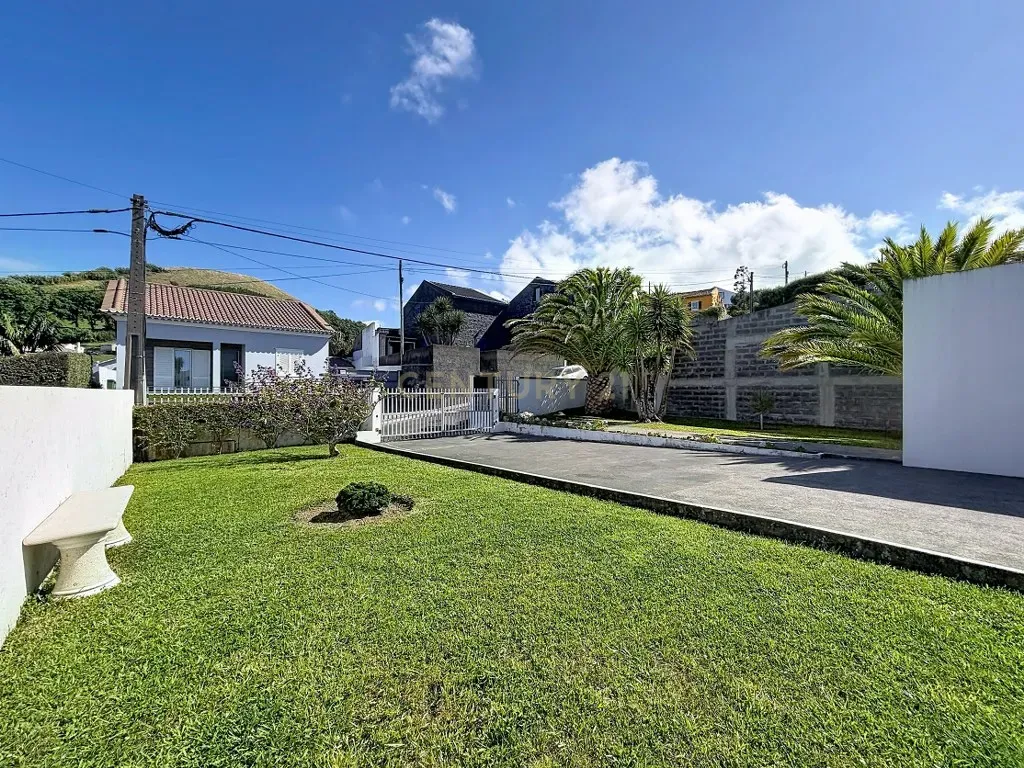 Fotografia 5 de Moradia Contemporânea com Vista Mar, Jardim e Ampla Zona Exterior!