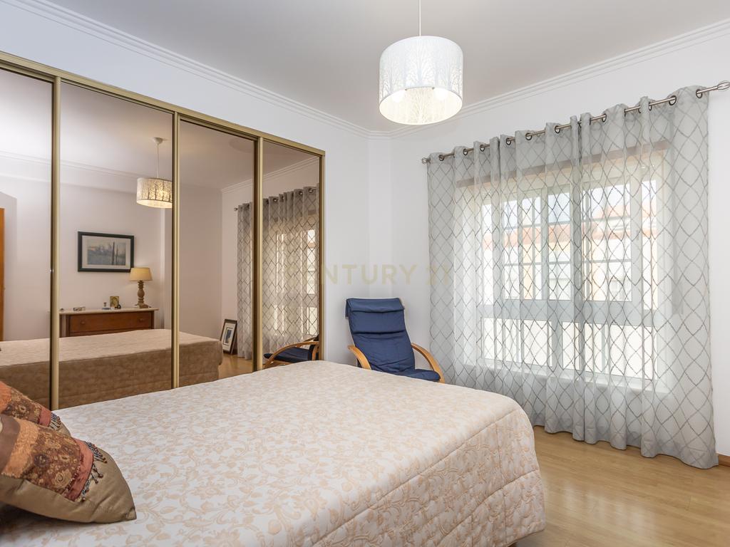 Apartamento T4 c/Arrecadação - Torre da Marinha - Image 8
