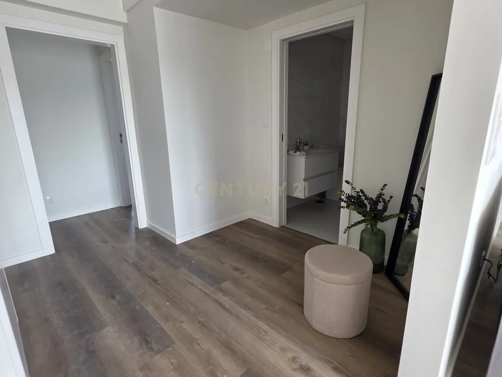 Apartamento T3 Novo em Benfica | varanda aberta | suite | 2 elevadores e 2 Anos de Garantia - Image 3