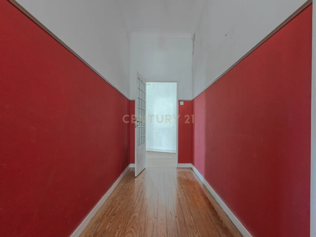 Moradia T4 de Charme, Quatro Frentes com Amplo Espaço Exterior - Image 25