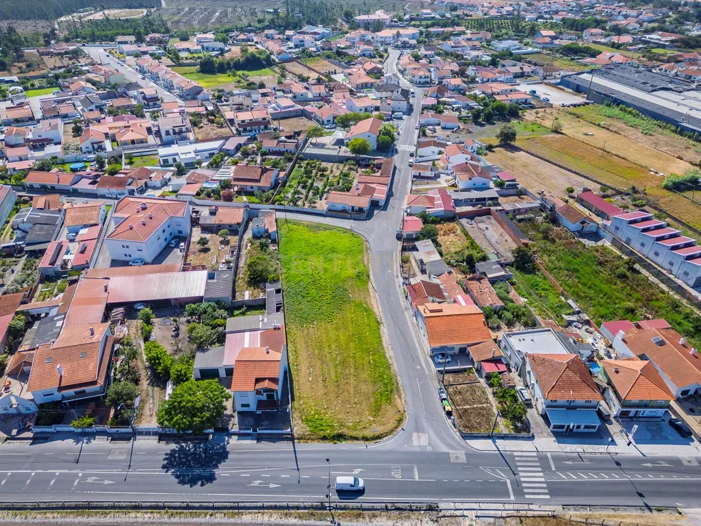 Terreno com 2.117 m² e elevado potencial construtivo. Antigo projeto aprovado para prédio de apartamentos e índice de construção 1. Uma excelente oportunidade para promotores imobiliários. - Image 18