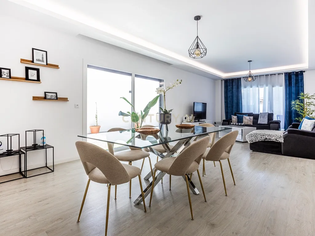Moradia Contemporânea com Piscina a 5 minutos das praias da Costa da Caparica - Image 2
