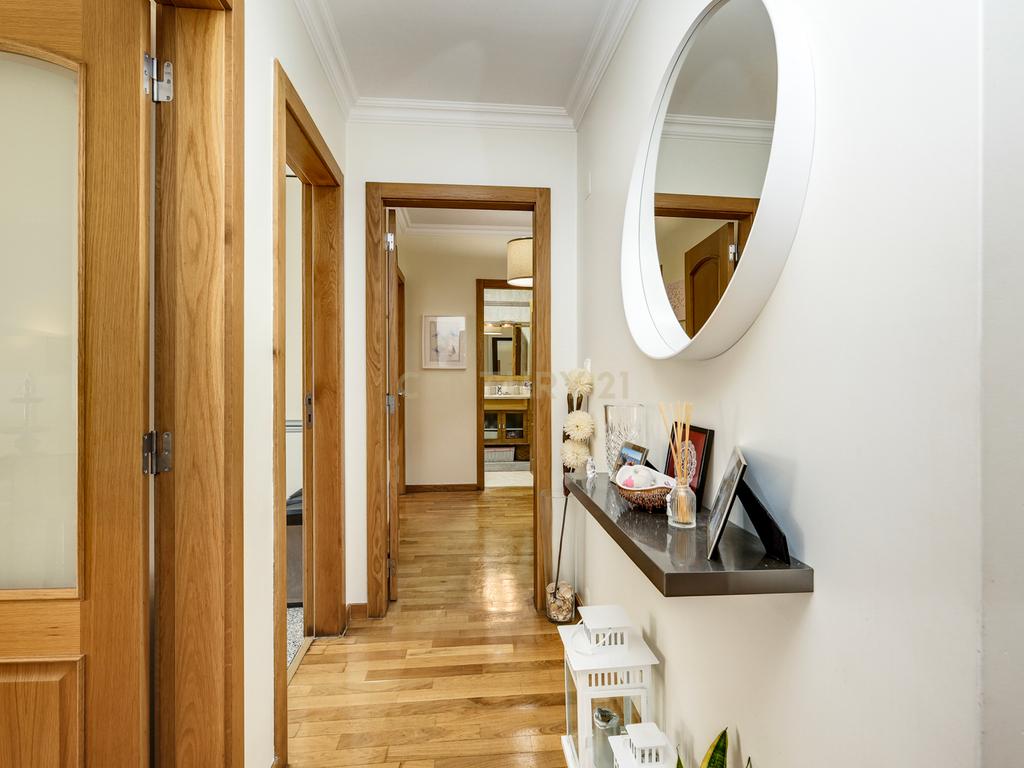 Apartamento T2 para Arrendamento | Urbanização do Neudel, Amadora - Image 3