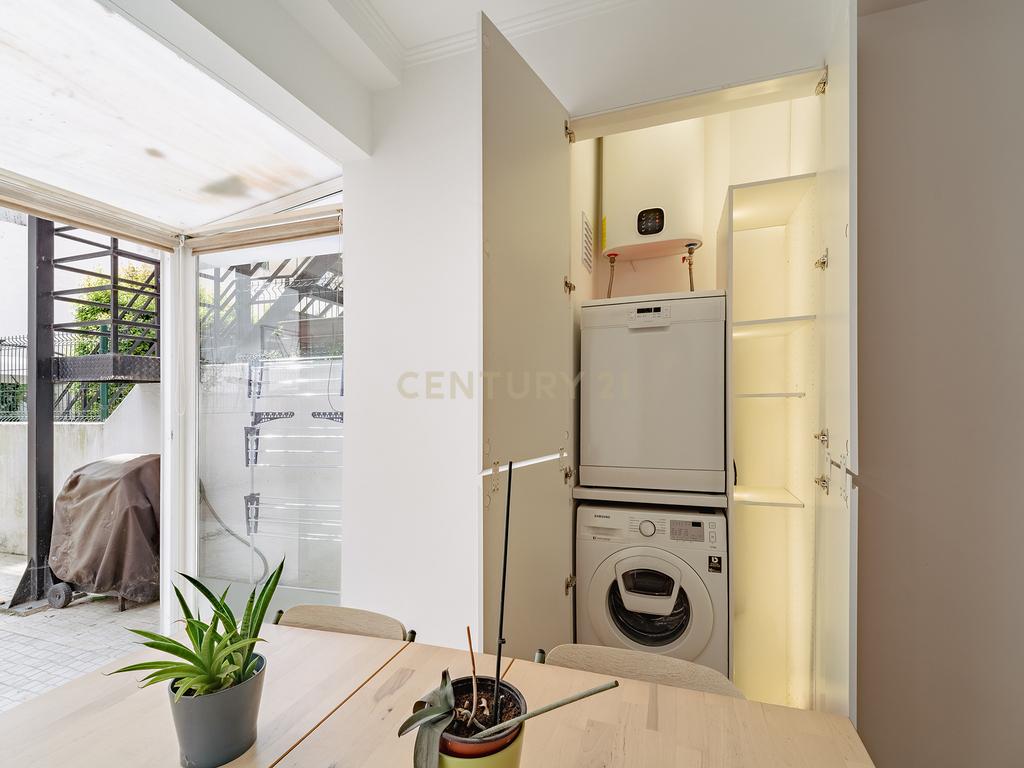Apartamento T1+1 renovado e com espaço exterior, no Areeiro - Image 12