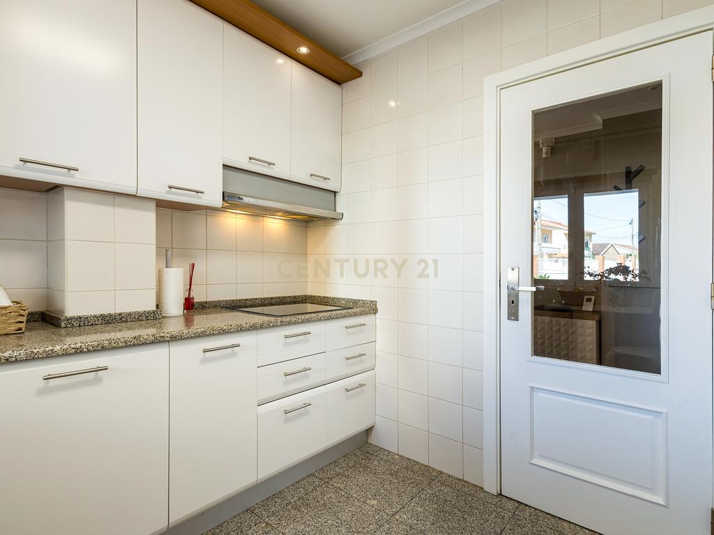 Apartamento T2 mobilado | Condomínio com Piscina - Image 11