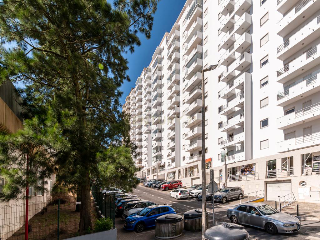 Apartamento T4 em Alfragide com Vista e Excelentes Acabamentos - Image 2