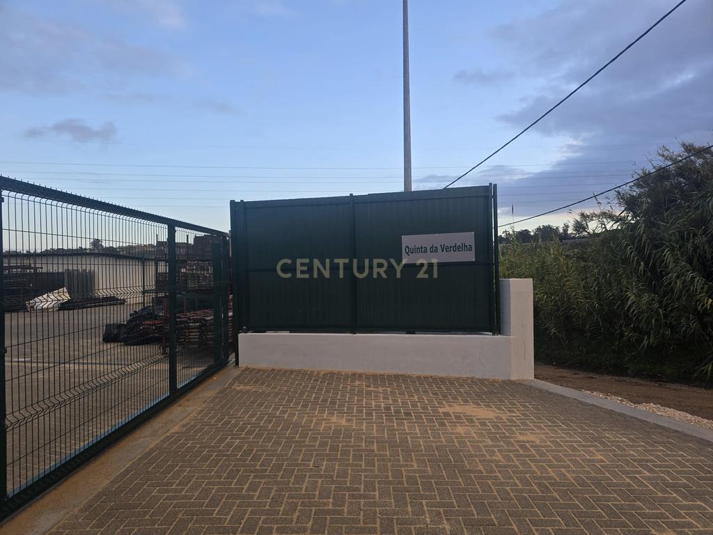 Cedência Espaço de terreno com uma área útil de 330 m² em Almada com Vista para a IC20 de Acesso Fácil - Image 1