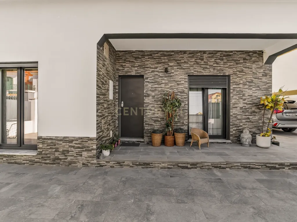 Moradia T3 isolada com garagem, Quinta do Conde - Image 40
