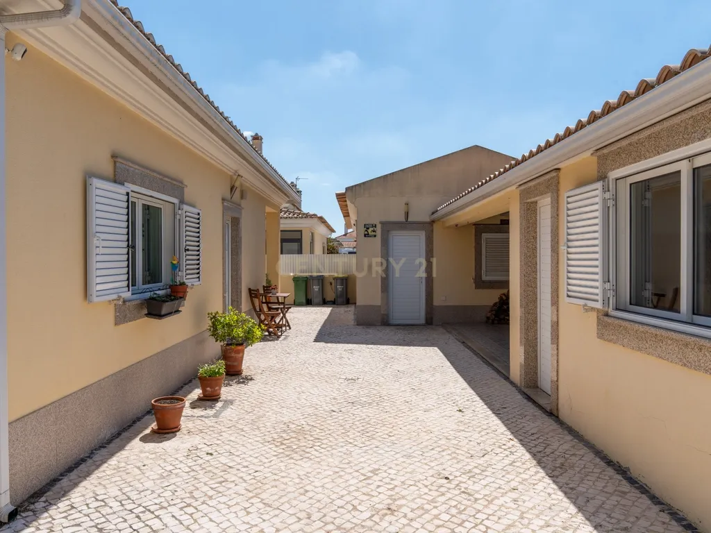 Moradia T4 em Azeitão com Jardim e Segurança 24h - Image 42
