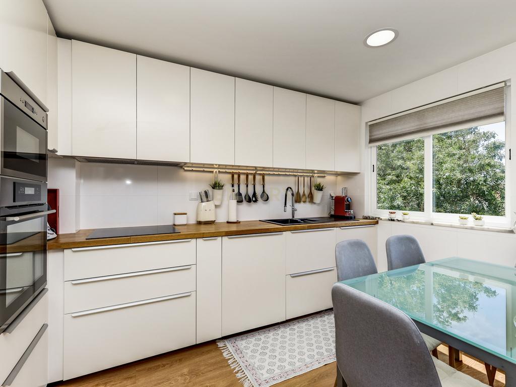 Apartamento T3 em Cascais com Luz Natural e Boa Localização - Image 2