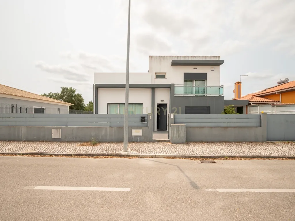 Moradia Exclusiva com Piscina e vista da Serra da Arrábida - Image 1