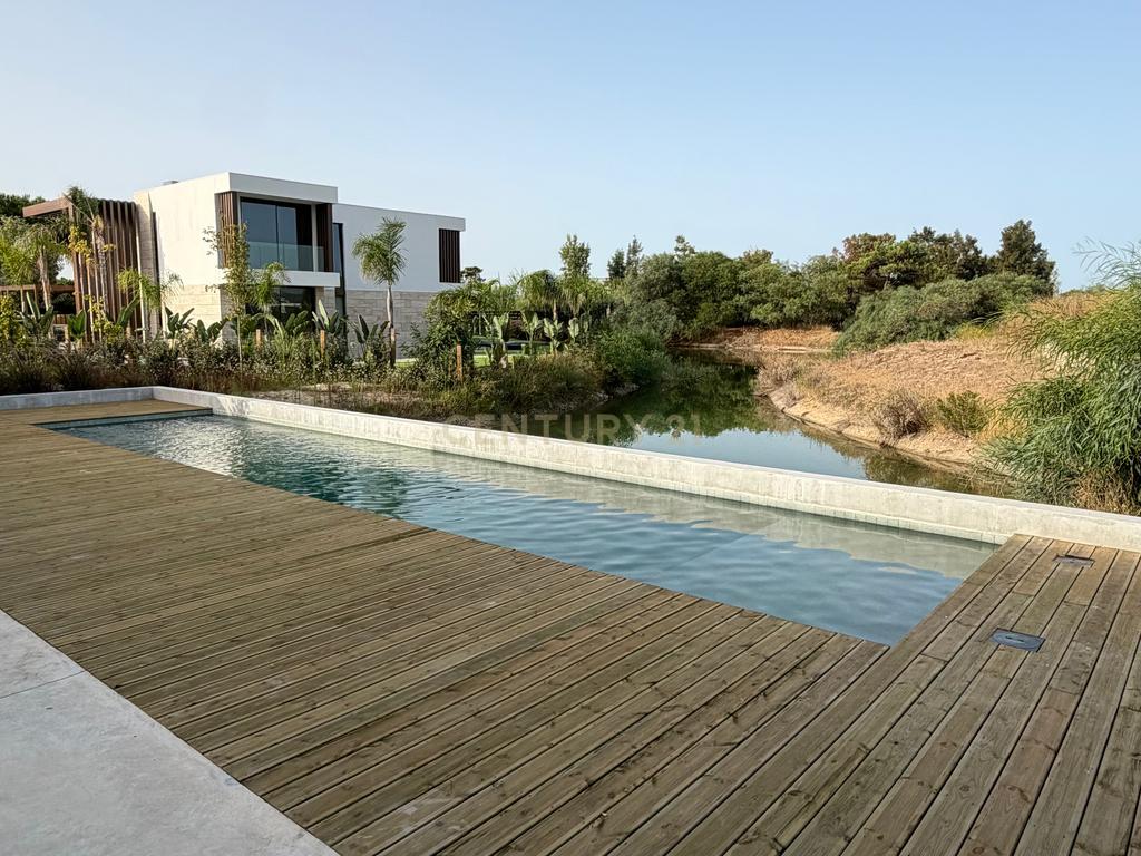 Moradia T6 com Projeto de Autor em Tróia/Comporta | Piscina, 3 Suites, Jardim Privado - Image 3