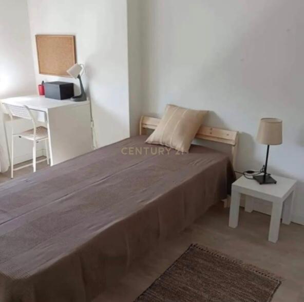 Apartamento T2 renovado em Feijó, Almada - Image 2