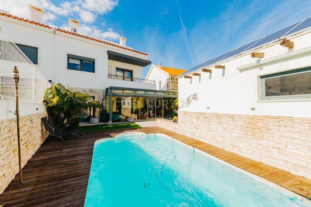 Luxuosa Moradia Renovada com Vista Panorâmica em Loures - Image 3