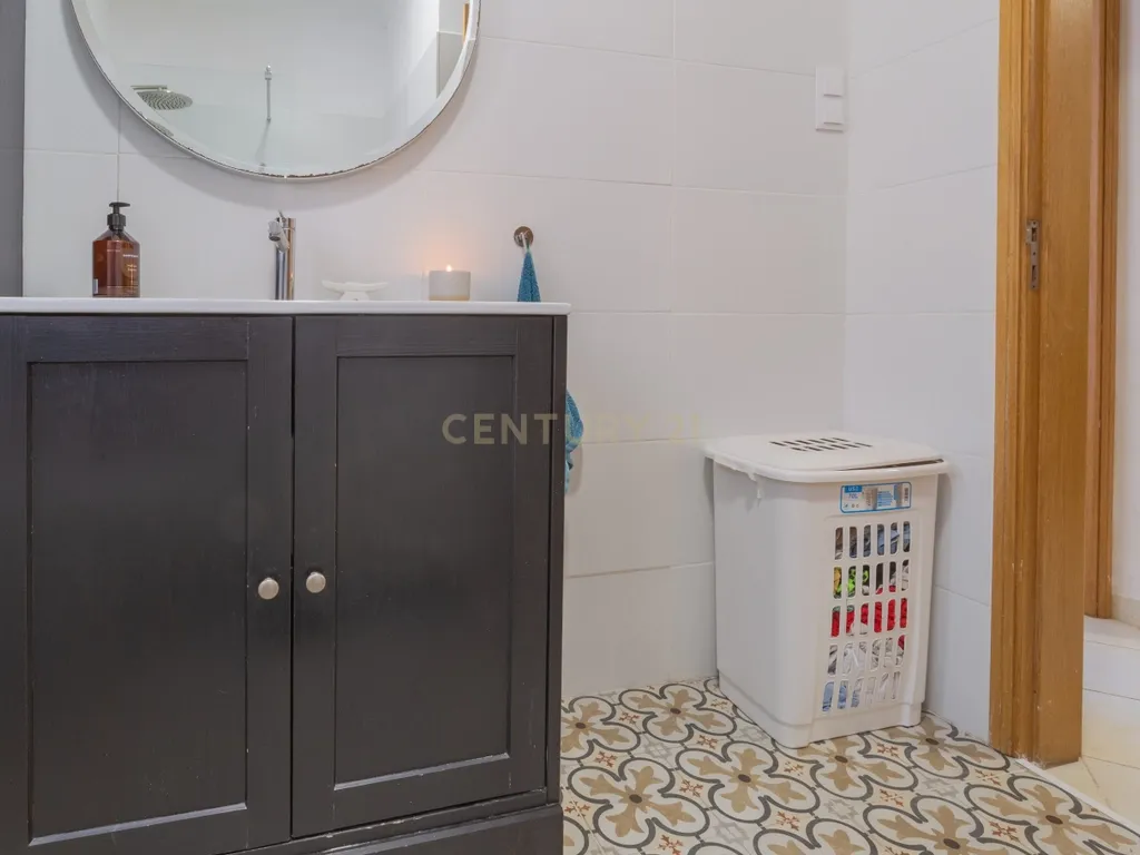Apartamento Remodelado em Corroios, Seixal T3 + 3, garagem e Terraço - Image 28