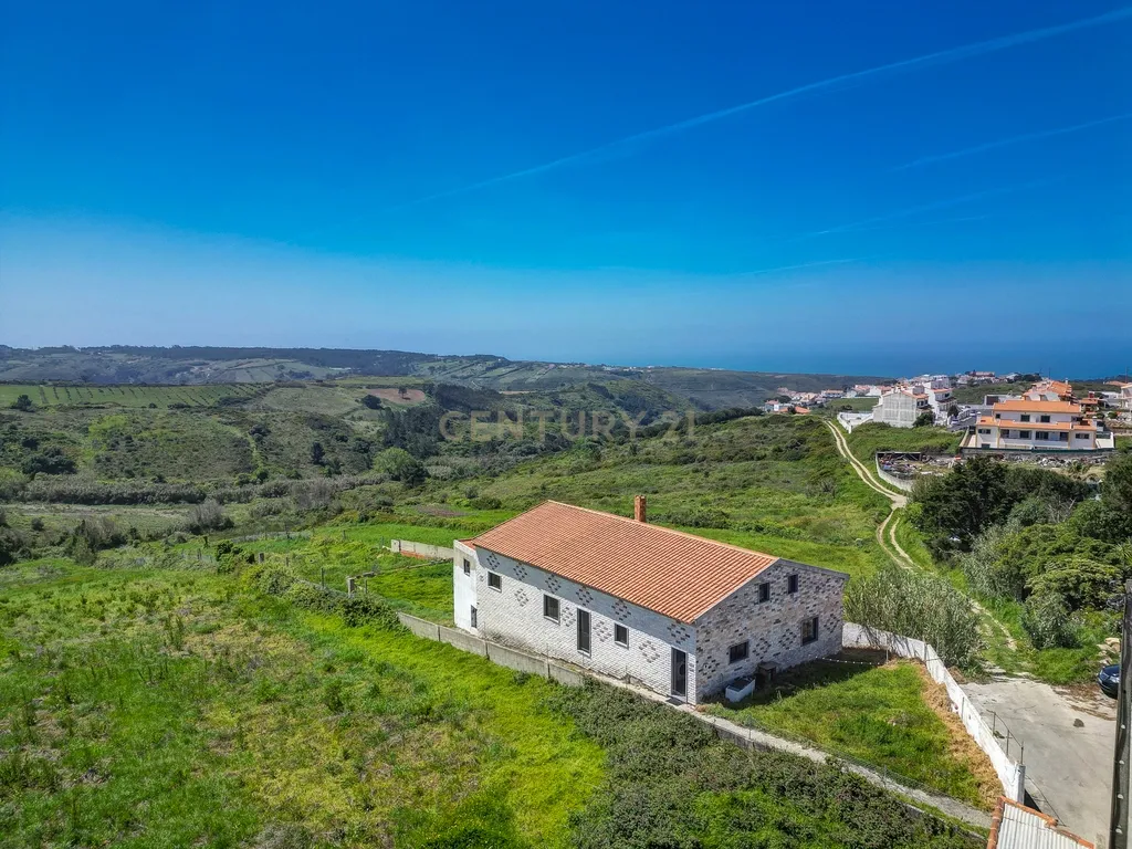 Moradia com Terreno Amplo e Vista Mar na Carvoeira - Image 1