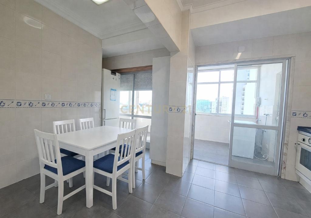 Apartamento T3 com 121m2 para arrendamento no Areeiro, Lisboa - Image 12