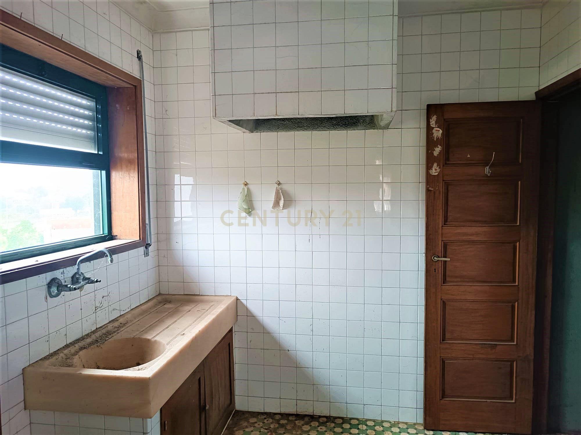 Moradia bifamiliar com cinco quartos, terreno e água para reconstrução no coração da Cidade da Maia, em Gueifaes - Image 25