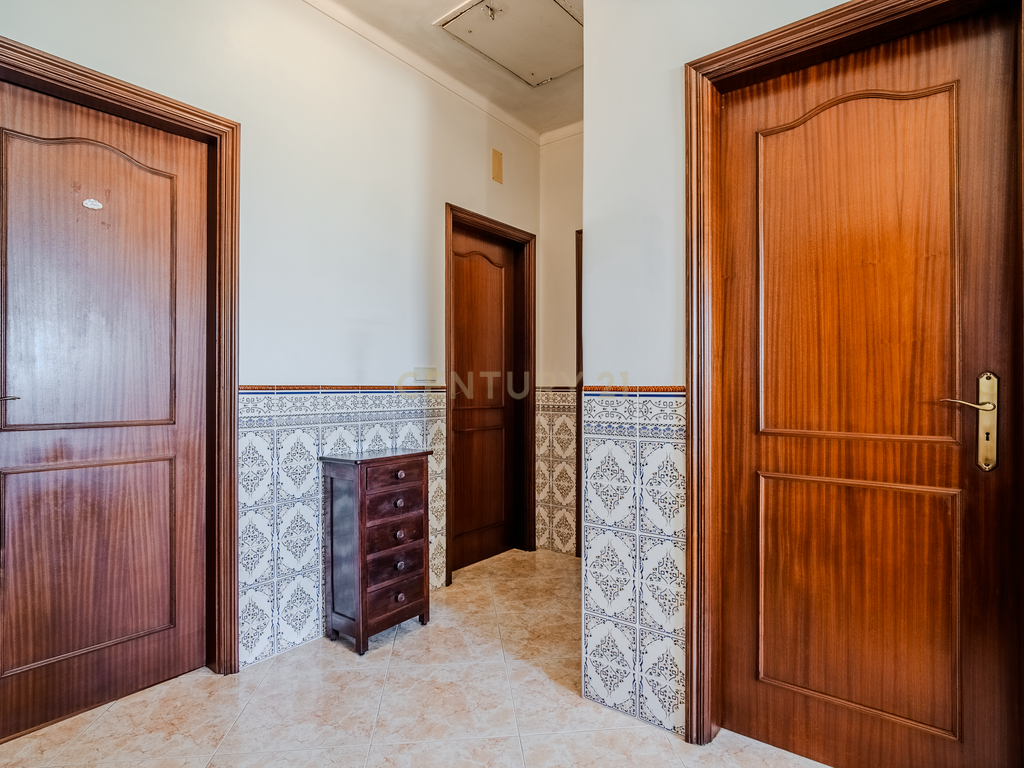 Moradia T5 com Garagem e Terreno em Sobral de Monte Agraço - Image 11