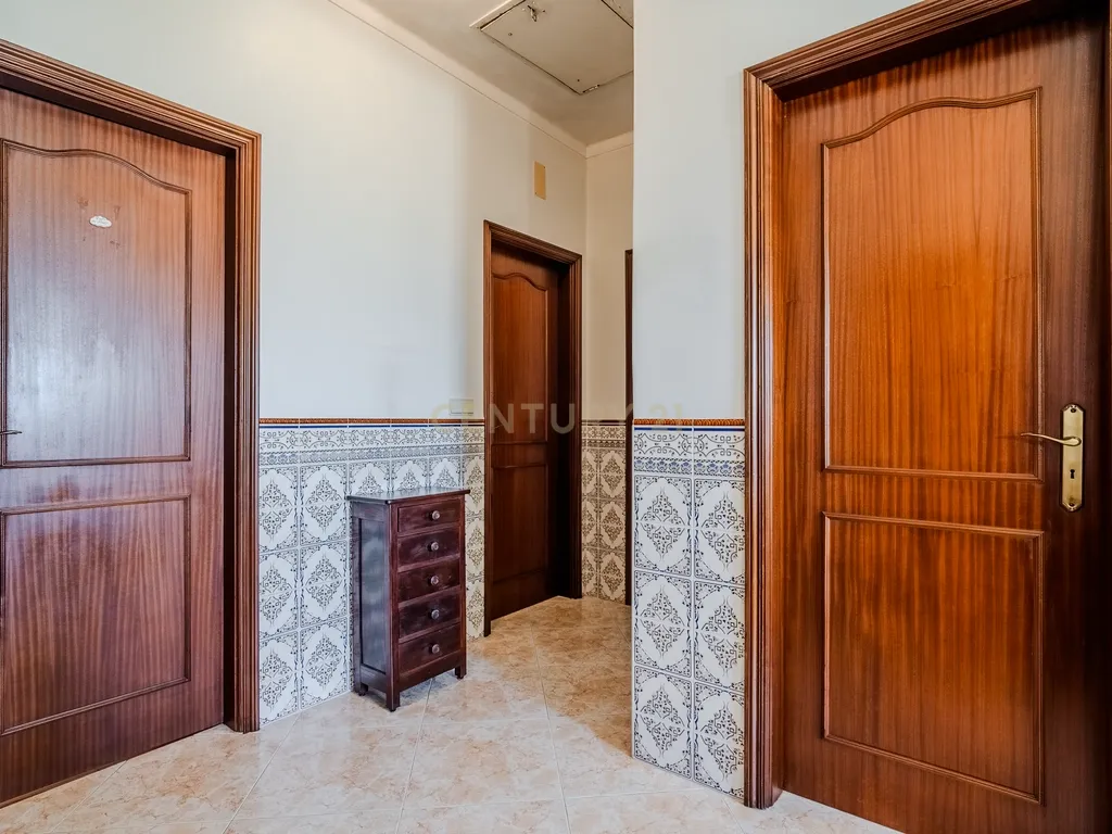 Moradia T5 com Garagem e Terreno em Sobral de Monte Agraço - Image 11