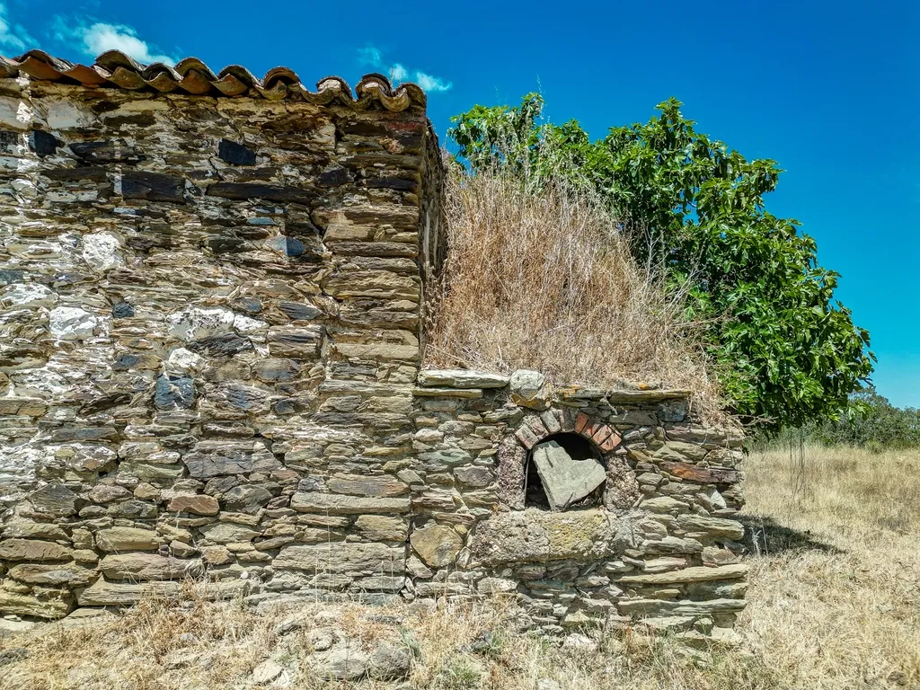 Herdade com 59,225 ha , 687m2 urbano, nascente de água, em Colos, Odemira - Image 30