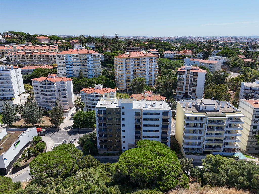 Elegante Apartamento T3 no Estoril com Box Fechada para 3 carros a poucos metros da praia - Image 39