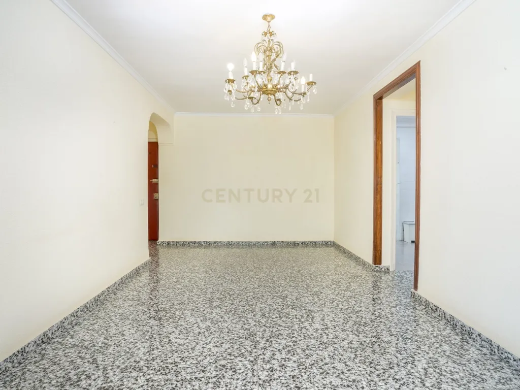 APARTAMENTO ESPAÇOSO DE 4 QUARTOS COM TERRAÇO EM MÁLAGA – LOCALIZAÇÃO PRIVILEGIADA E ELEVADO POTENCIAL - Image 25