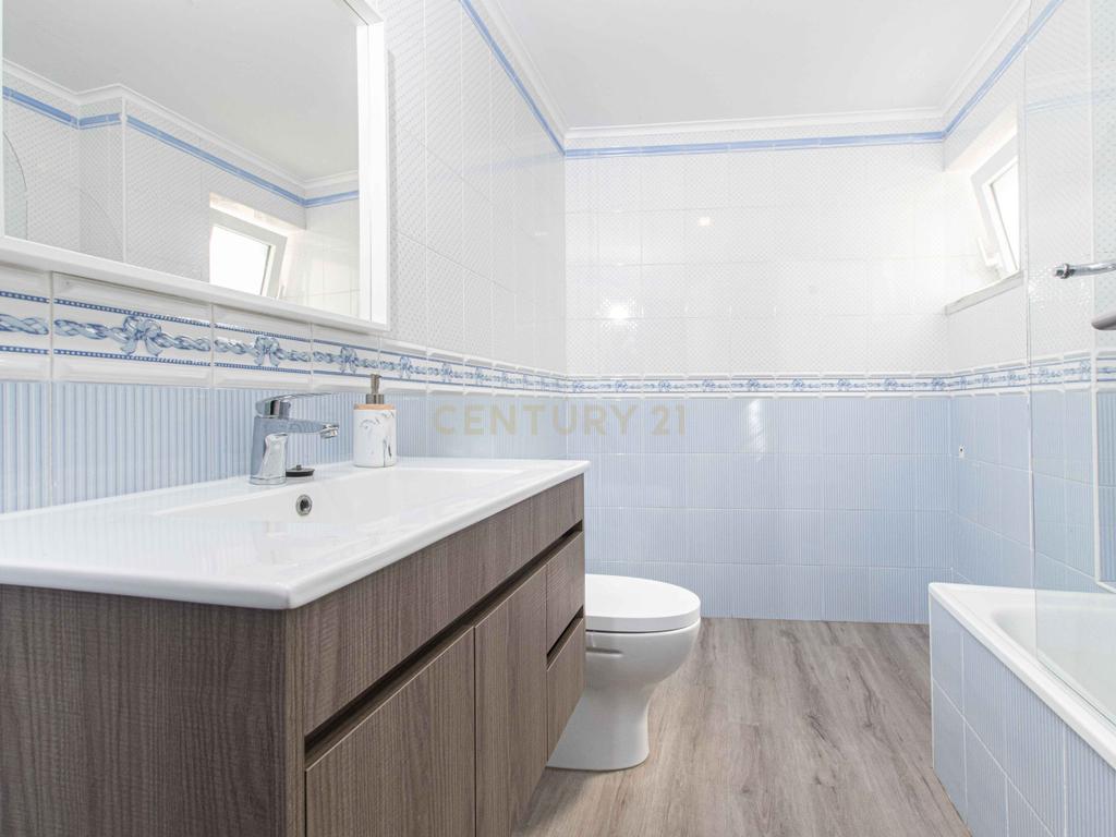Apartamento T3 com Parqueamento e Arrecadação - Image 19