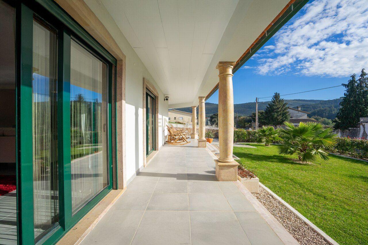 Moradia T4 de qualidade em estado novo com varanda coberta, piscina, terraço, jardim,canil,garagem dupla e vistas boas numa localização sossegada - Image 26