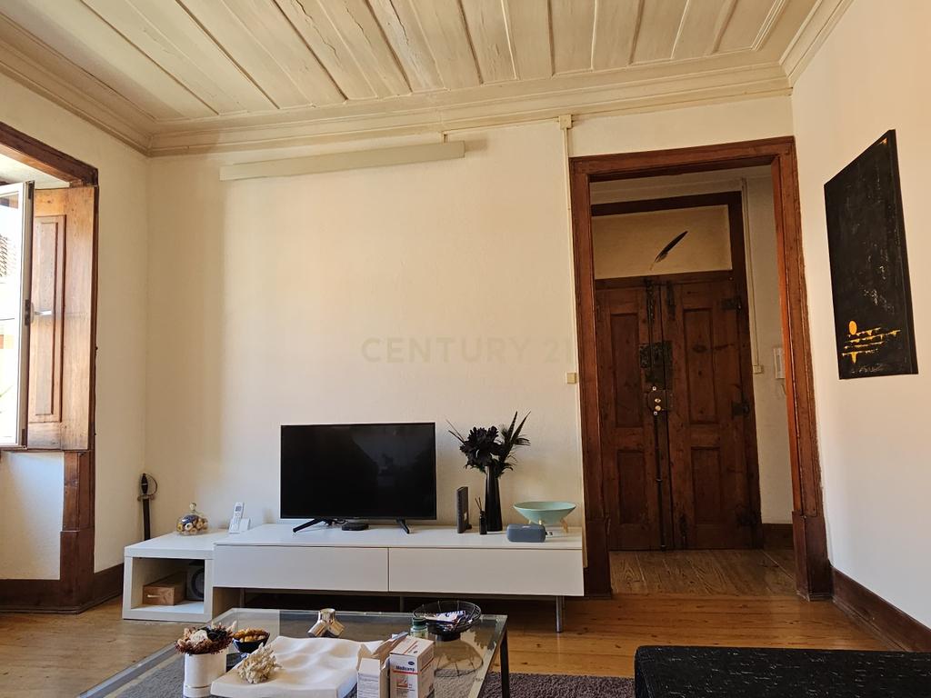Apartamento T2 em Alcantara em Localização Privilegiada - Image 8