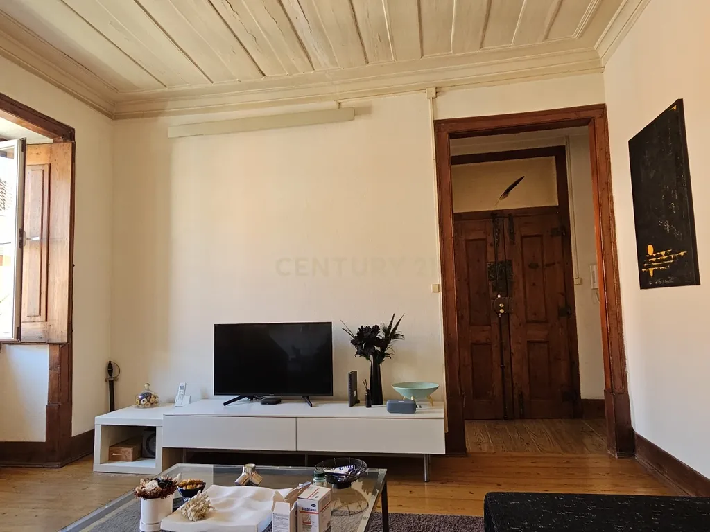 Apartamento T2 em Alcantara em Localização Privilegiada - Image 8