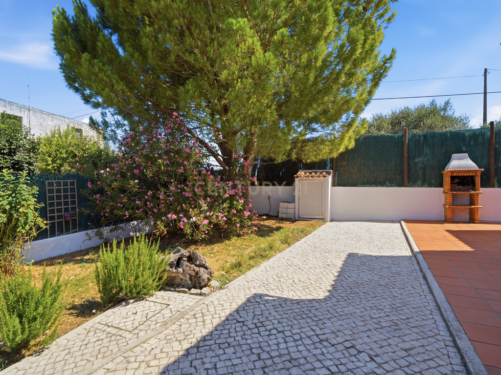 Moradia T3+1 de Charme em Santarém: Privacidade Absoluta, Fibra e Proximidade a Lisboa - Image 4