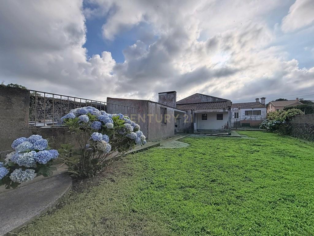 Moradia T3+1 térrea com garagem, jardim e amplo terreno — Aflitos, Fenais da Luz - Image 50