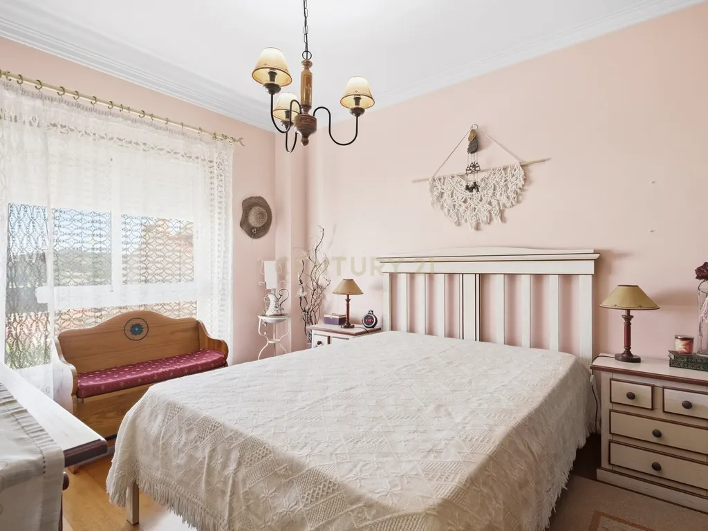 Apartamento T3 com 2 varandas, suíte e garagem no Cacém - Image 9