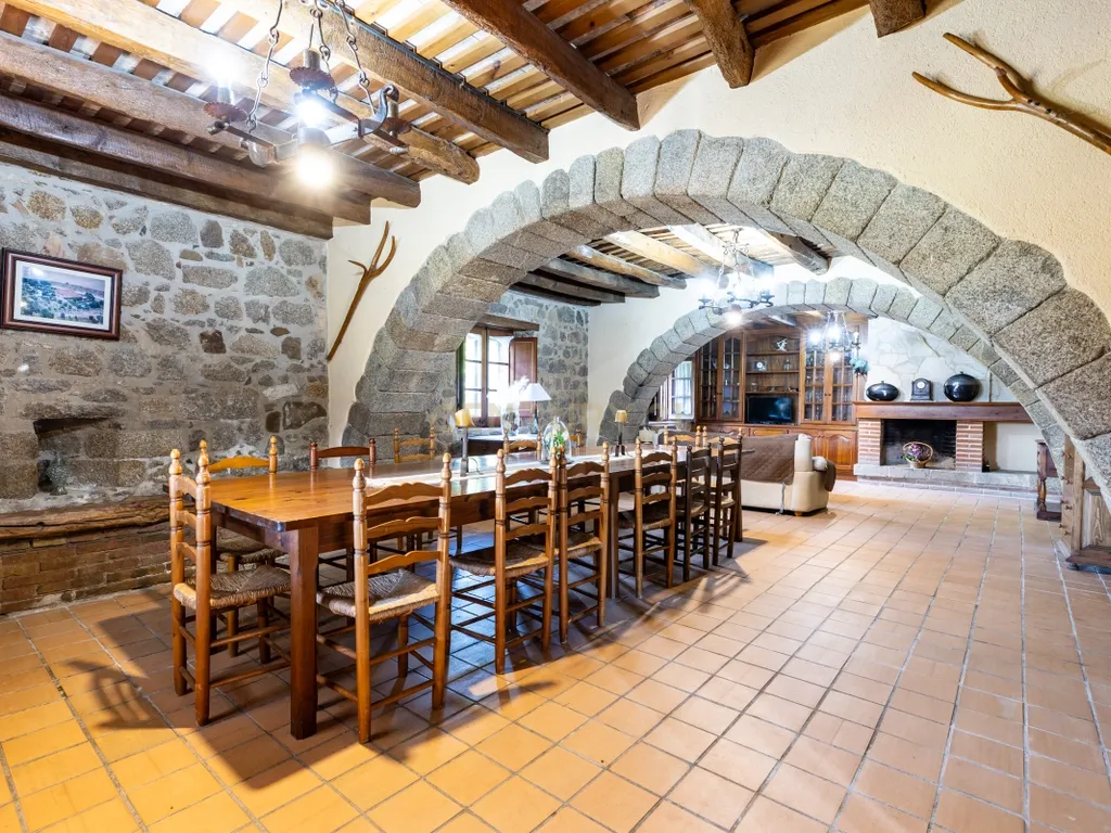 MASIA CATALANA EN VENDA A LLAGOSTERA – MÉS DE 7 HECTÀREES DE TERRENY, LLICÈNCIA TURÍSTICA, PISCINA I CAMP DE FUTBOL - Image 76