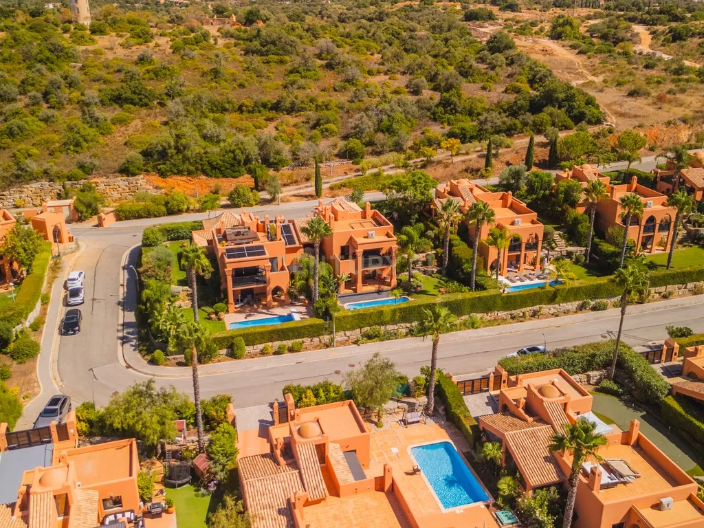 Moradia Independente com 3 Suites, Amendoeira Golf Resort, Piscina, Jardim, Alcantarilha. - Image 3
