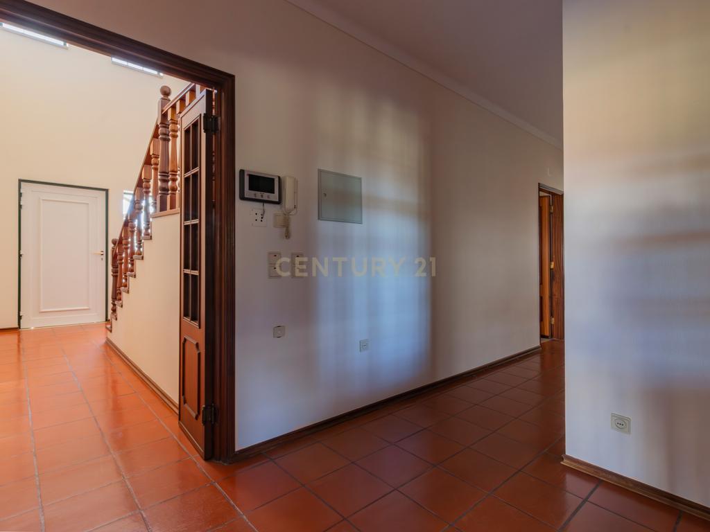 Moradia T5 com terreno - Image 7