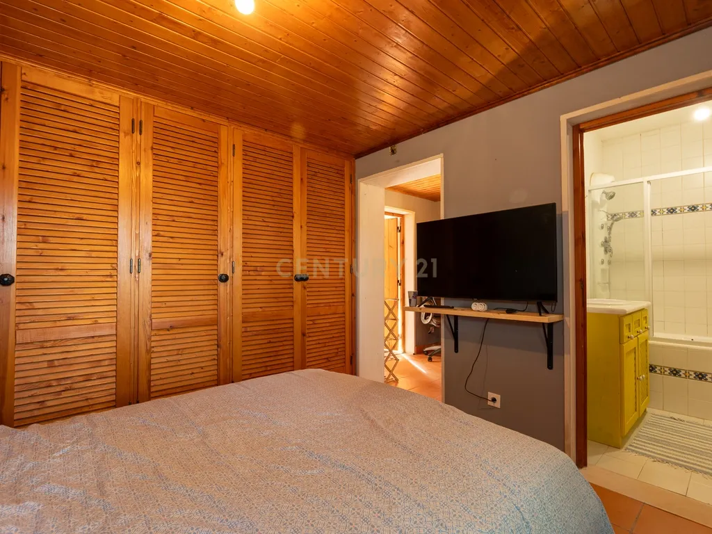 Fabulosa Quinta com lote de terreno de 22.381 m2, onde se encontra inserida uma moradia composta por dois pisos, com uma área bruta de 623 m2, uma área útil de 304 m2 e uma área bruta dependente de 319 m2, localizada em Santo Isidro de Pegões, na zona de Pegões, a pouca distância das belas praias de Setúbal. - Image 91