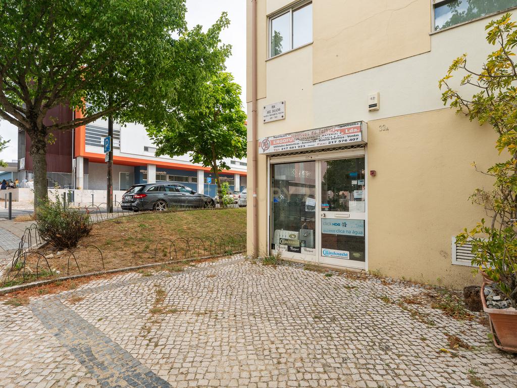 Loja comercial de esquina no Lumiar – junto ao Colégio Planalto - Image 2