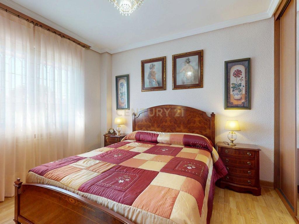 Apartamento Espaçoso com Vista para a Cidade e Montanha em Madrid - Image 27