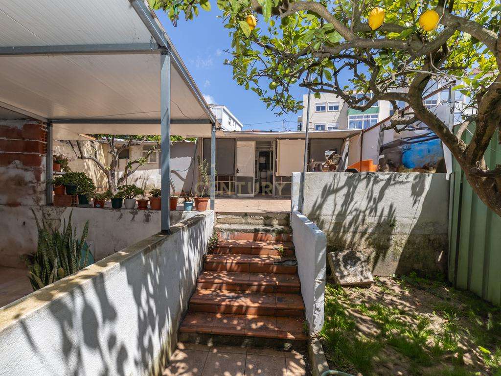 Apartamento T3 no Feijó com logradouro de 261 m2 - Image 33