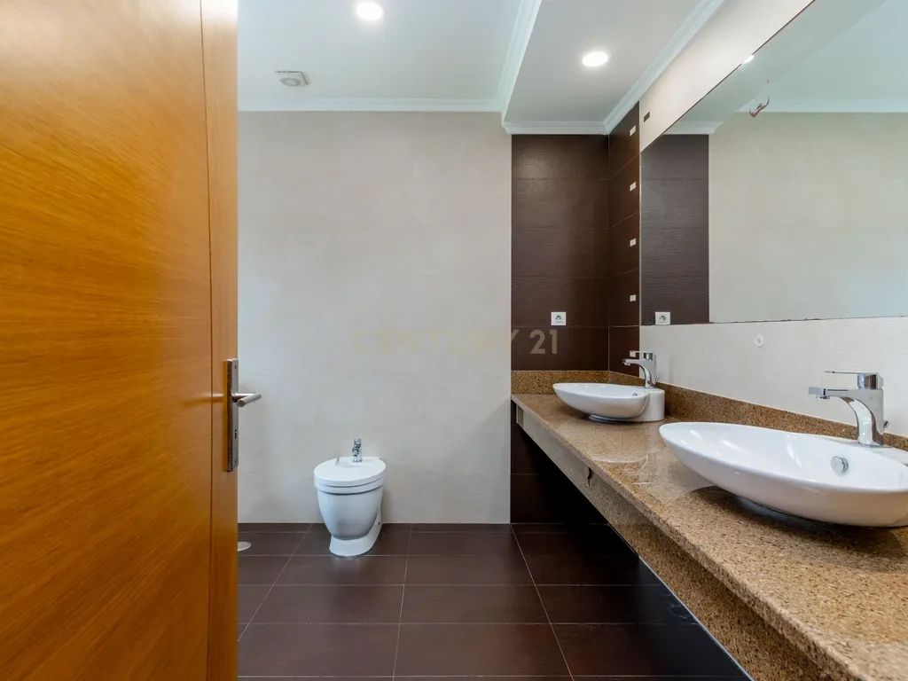 Moradia T4 com Piscina | 426 m² de Construção e Lote de 1.000 m² | Arruda dos Vinhos - Image 34