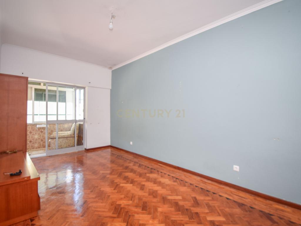 Apartamento T3 à Venda – Odivelas, Rua de Serpa Pinto | Junto ao Metro - Image 6