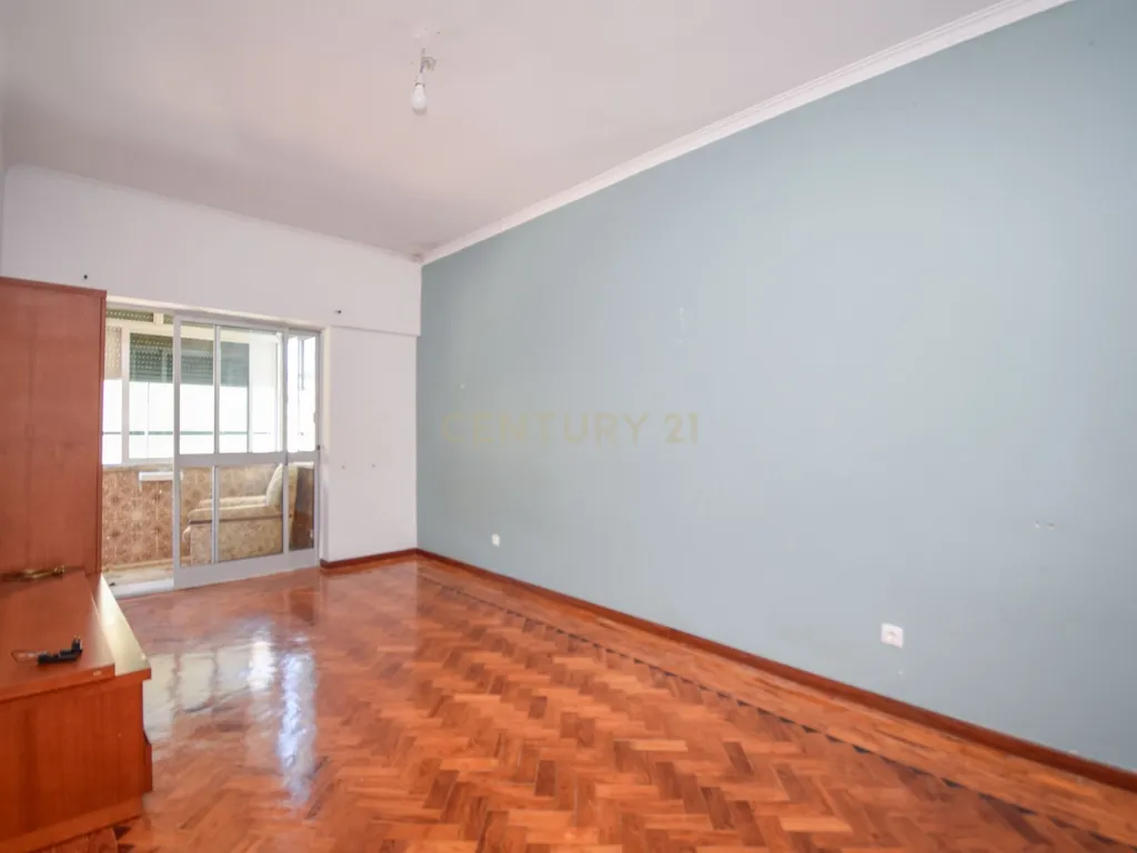 Apartamento T3 à Venda – Odivelas, Rua de Serpa Pinto | Junto ao Metro - Image 6