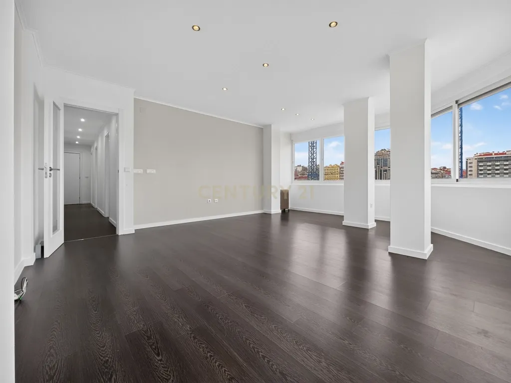 T3 com Suite na Av. 5 de Outubro | Entrecampos - Image 1