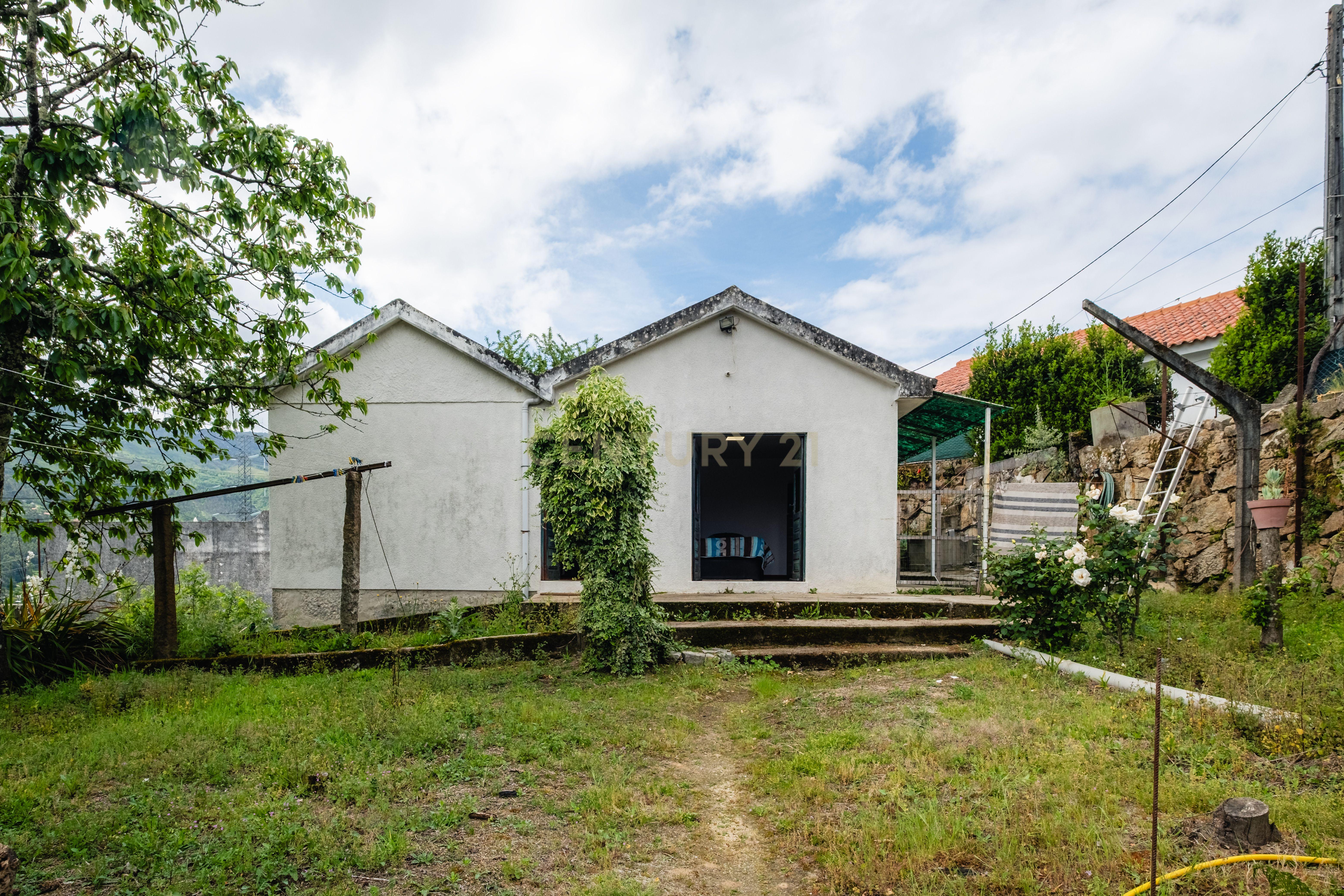 Fotografia 7 de Moradia T2 em Cinfães | Terreno 1.114 m² | Lagar em Pedra | Garagem Fechada
